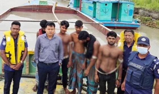 চাঁদপুর মেঘনা থেকে বালু উত্তোলন, ড্রেজার বাল্কহেড জব্দ