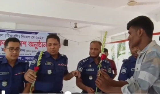 বরগুনায় ১২০ টাকায় পুলিশে চাকরি পেলেন ১২ তরুন