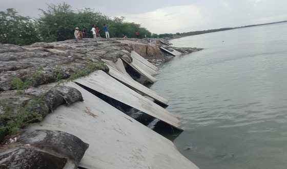 আইলার ১৬ বছরেও নির্মিত হয়নি টেকসই বেড়িবাঁধ