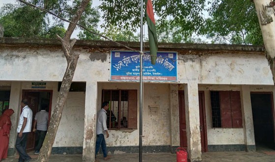 ঘাটাইলে ঝুঁঁকিপূর্ণ ভবনে চলছে শিক্ষার্থীদের ক্লাস