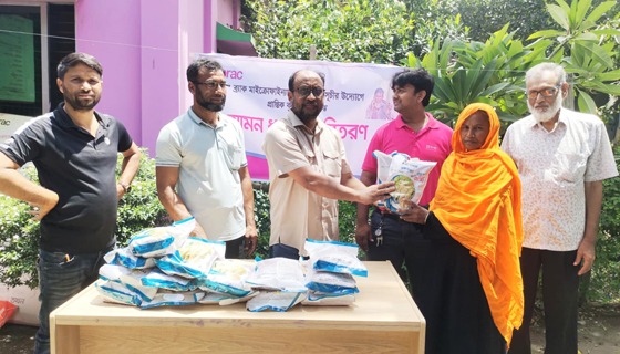 ভূঞাপুরে কৃষকের মাঝে ব্র্যাকের ধানবীজ বিতরণ