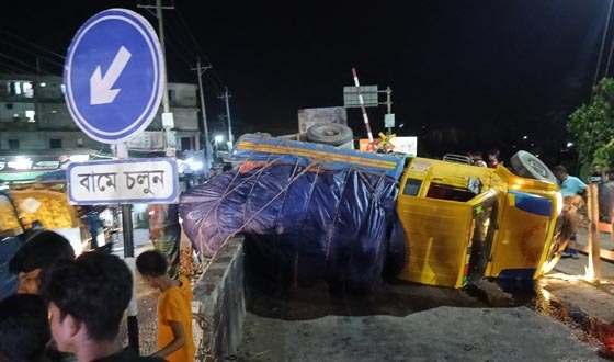 নোয়াখালীগামী এক্সপ্রেস ট্রেন-পিক-আপভ্যান সংঘর্ষ, রক্ষা পেল শত শত যাত্রী