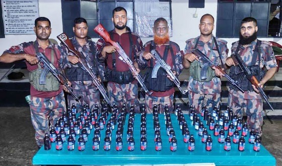 মহেশপুর সীমান্তে মাদকসহ ১৬ জন আটক