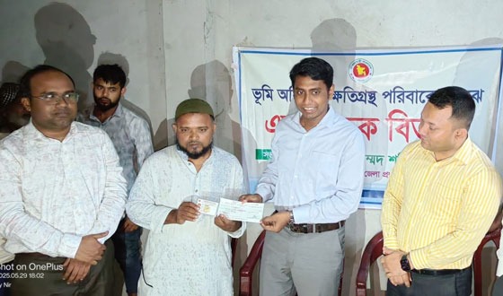দেলদুয়ারে ভূমি অধিগ্রহণে ক্ষতিগ্রস্থ পরিবারের মাঝে চেক বিতরণ