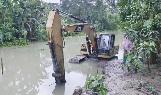 যুবদল নেতার বাবা-মায়ের কবরস্থান ভেঙে ফেলার অভিযোগ