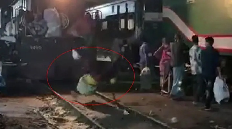পা পিছলে ট্রেনের নিচে পড়া সেই ব্যক্তির হাসপাতালে মৃত্যু