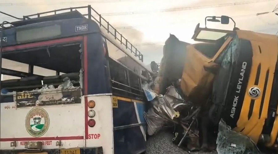 ভারতের তেলেঙ্গানায় বাস-ট্রাক সংঘর্ষ, নিহত ১৯