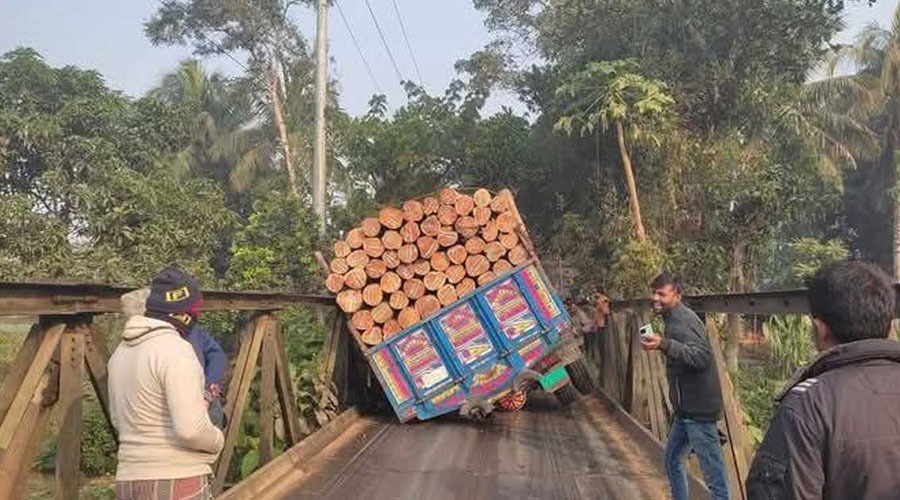 লংগদু-দীঘিনালাবাসীর দুঃখ জরাজীর্ণ বেইলি সেতু