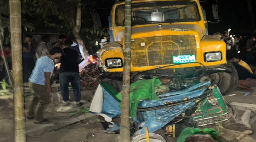চৌদ্দগ্রামে ট্রাক-সিএনজি-অটো ত্রিমুখি সংঘর্ষে নিহত ৩