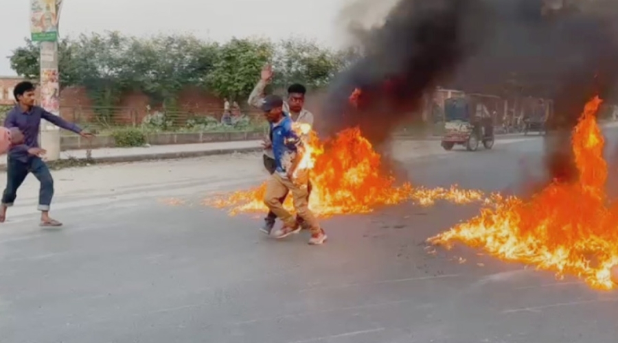 রাজশাহীতে  প্রার্থী পরিবর্তনের দাবিতে  টায়ার জ্বালাতে গিয়ে শরীরে আগুন