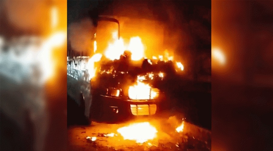 মানিকগঞ্জে আবারও স্কুলবাসে আগুন, ঘুমন্ত অবস্থায় চালক দগ্ধ