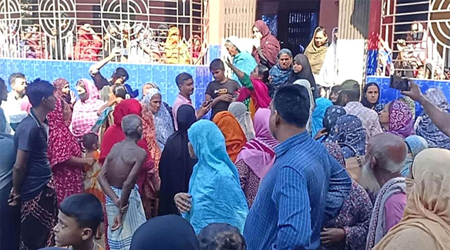 মাদক ব্যবসায় বাঁধা দেওয়ায় মা-ছেলেকে কুপিয়ে হত্যা