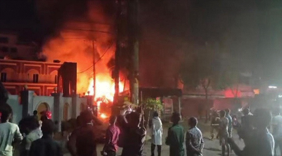 গভীর রাতে বংশালে জুতার কারখানায় আগুন, দগ্ধ ৪