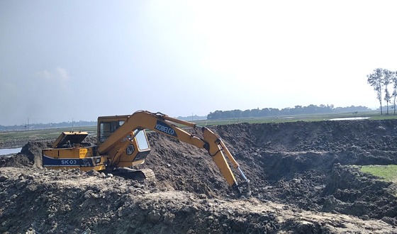 নিকলীতে ভেকু দিয়ে মাটি কাটছে মাটি খেকুরা, জনগণ স্বাস্থ্য ঝুঁকিতে
