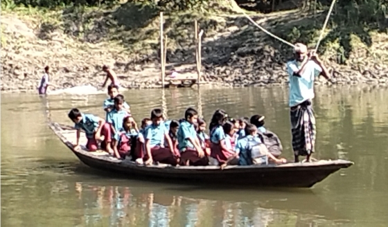 শিক্ষার্থীদের নদী পারাপারে নৌকা উপহার; মানবিক উদ্যোগে সুবিধাভোগী শতশত মানুষ