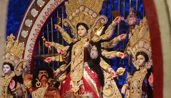 'আলোর শিখায় দেবি দর্শণ' আদলে শ্রী পূজারী সংঘের মন্ডপ'