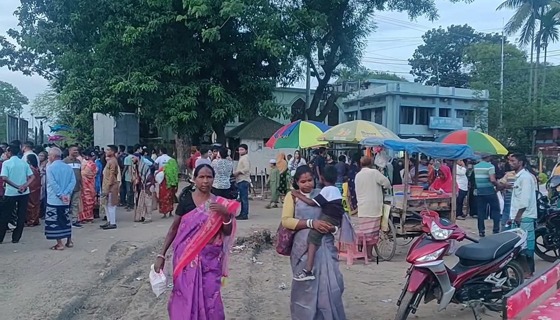 দুর্গাপূজা উপলক্ষে দিনাজপুরের হিলি সীমান্তে দুই দেশের দর্শনার্থীদের ভিড়