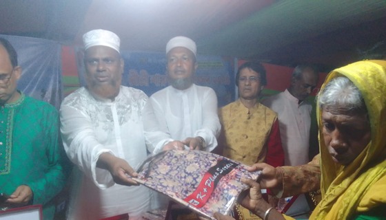 কয়রায় দূর্গোৎসব উপলক্ষে অসহায় মানুষের মাঝে বস্ত্র বিতরণ