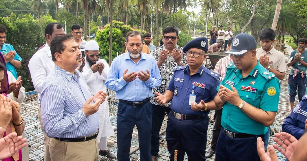 রাজশাহী কেন্দ্রীয় উদ্যানে নির্মাণাধীন মসজিদের ছাদ ঢালাই কাজের উদ্বোধন