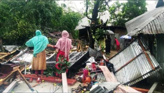 লালমনিরহাটে আকস্মিক ঘূর্ণিঝড়ে শতাধিক ঘরবাড়ি বিধ্বস্ত, আহত ৩