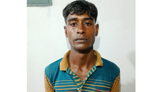 চাটমোহরে বিদেশি রিভলবার সহ যুবক আটক