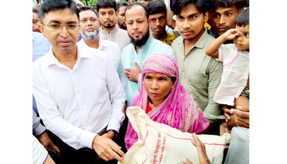 নীলফামারীতে ঘূর্ণিঝড়ে ক্ষতিগ্রস্তদের পাশে জেলা প্রশাসন