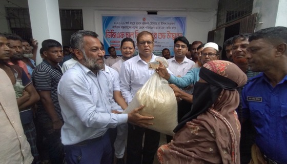 ভোলায় জেলে পরিবারের মাঝে ভিজিএফ চাল বিতরণ