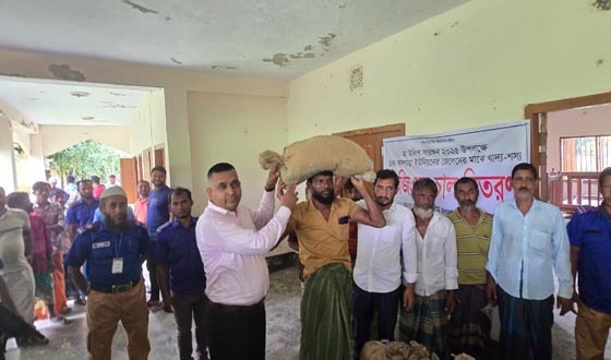 বাউফলে মা ইলিশ সংরক্ষণ রক্ষায় জেলেদের চাল বিতরণ