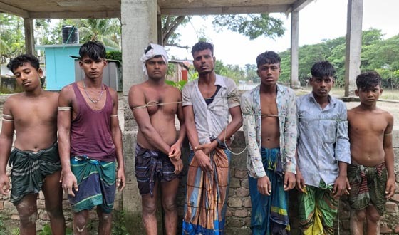 হিজলায় অবৈধ জাল দিয়ে মাছ শিকারের সময় কোস্টগার্ড ও মৎস্য কর্মকর্তাদের ওপর হামলা, আটক ৭