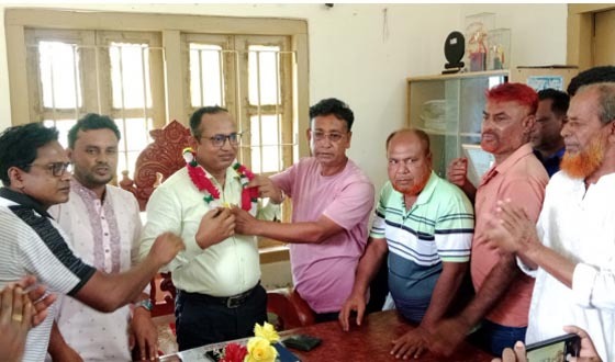 কাদাকাটি ইউপির প্রশাসক রফিকুল ইসলামকে বিএনপি নেতাকর্মীর সংবর্ধনা