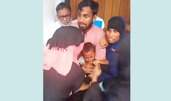 চাঁদপুর আদালত চত্ত্বরে অবুঝ  সন্তানদের নিয়ে বাবা মায়ের টানাটানি: কি ঘটেছিলো?