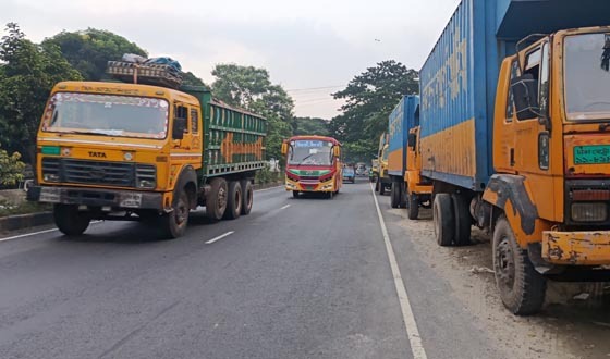 ঢাকা-চট্টগ্রাম মহাসড়ক; শিল্প কারখানার গাড়ির দখলে, ভোগান্তি