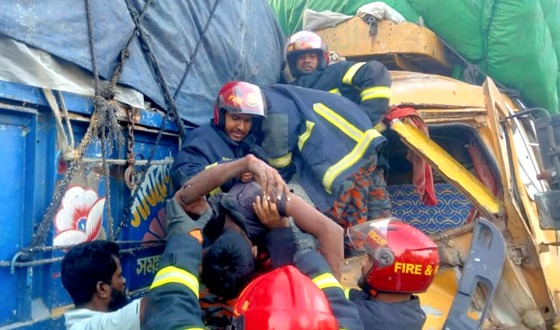 ত্রিশালে ট্রাকের পেছনে ট্রাকের ধাক্কায় চালকসহ নিহত ২