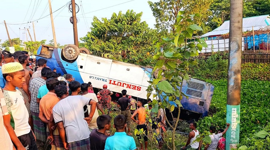 টাঙ্গুয়ার হাওরে ঘুরতে গিয়ে বাস খাদে, মা-মেয়ের মৃত্যু