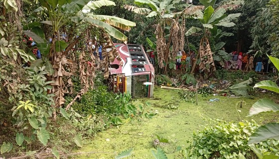 মাদারীপুরে বাস নিয়ন্ত্রণ হারিয়ে পুকুরে, নিহত ১