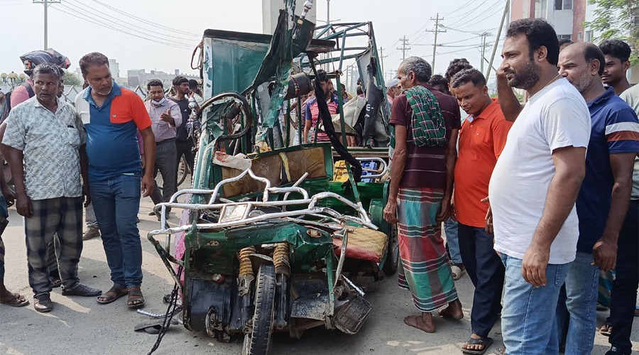জামালপুরে কাভার্ডভ্যান-ইজিবাইক সংঘর্ষ, নিহত ৩, আহত ৪
