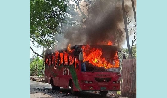উজিরপুর ইচলাদী টোল প্লাজায় চলন্ত বিআরটিসি বাসে আগুন