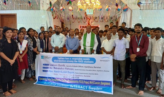 আগৈলঝাড়ায় ওয়ার্ল্ড কনসানের্র বৃত্তি ও শাকসবজির বীজ বিতরণ