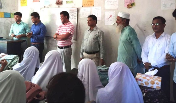 চাটমোহরে নারী শিক্ষার্থীদের সাথে ইউএনও’র মতবিনিময়