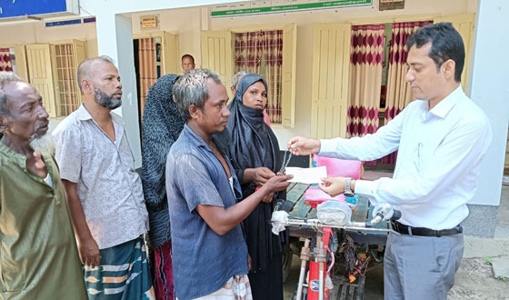 নির্মমভাবে খুন হওয়া ইরফানের পরিবারকে ভ্যান প্রদান