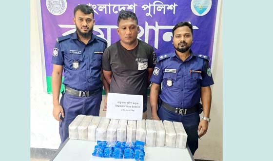 রামুতে ১ লাখ ৩০ হাজার ইয়াবাসহ যুবক আটক