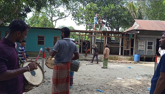 লৌহজংয়ে ১৪ বছর পর পৈতৃক ওয়ারিশ সম্পত্তি ফিরে পেল এক বৃদ্ধা