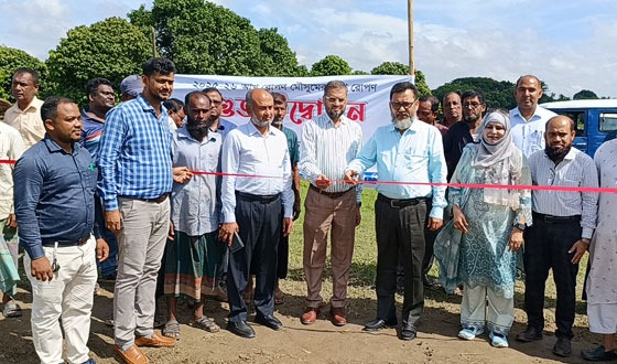 রাজারহাটে কৃষকদের রিপার মেশিন ও সবজি বীজ-সার বিতরণ