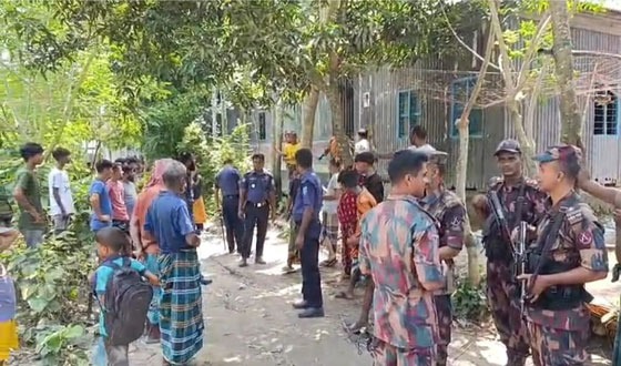 রাজিবপুরে মাদক সম্রাট মজনুর বাড়িতে অভিযান