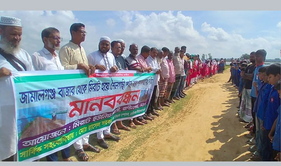 রাণীনগরে সড়ক পাকাকরণের দাবিতে মানববন্ধন