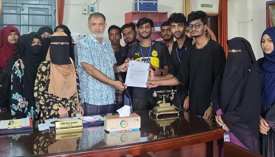 নওয়াপাড়া সরকারি মহাবিদ্যালয়ের অধ্যক্ষ’র নিকট শিক্ষার্থীদের স্মারকলিপি