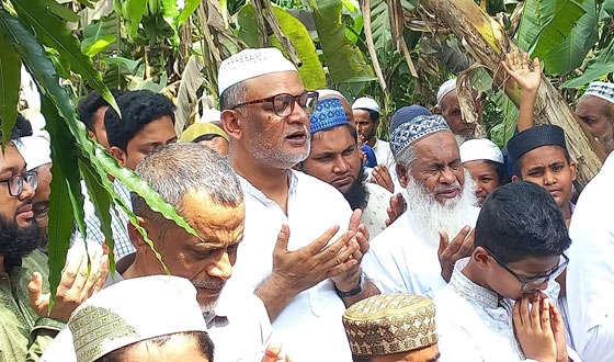 জয়পুরহাটে শ্বশুরের কবর জিয়ারত করলেন বাণিজ্য উপদেষ্টা
