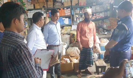 নাগেশ্বরীতে সারের দাম বেশি রাখায় ডিলারের জরিমানা