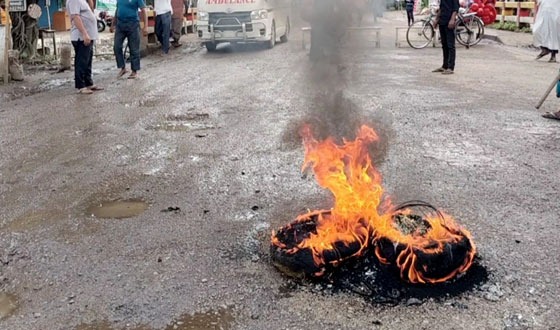 ফকিরহাটে চলছে কঠোর হরতাল