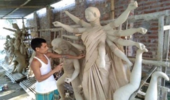 কাহারোলে ৯৪ টি প্রতিমা তৈরীতে ব্যস্ত মৃৎ শিল্পীরা